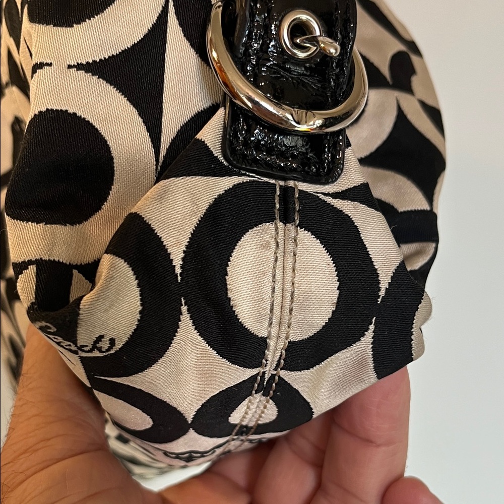 Coach Madison Black and Cream Signature Shoulder Bag - Picture 8 of 16